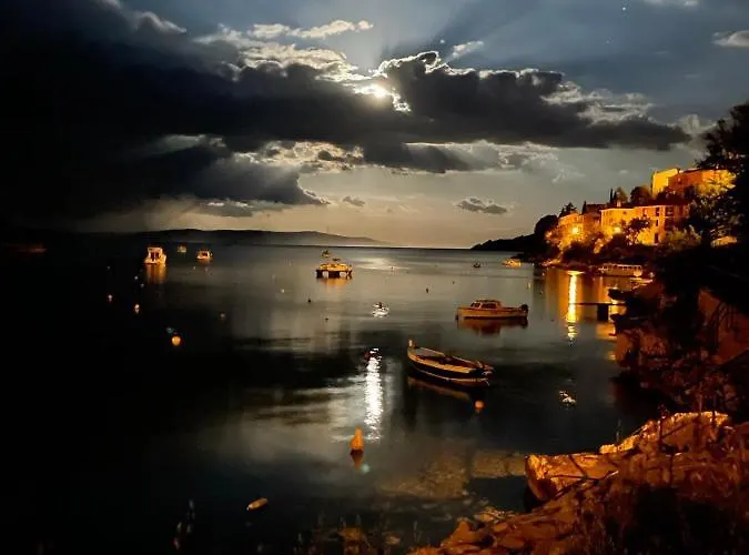 Villamar Beachfront With Free Private Parking Διαμέρισμα Rabac